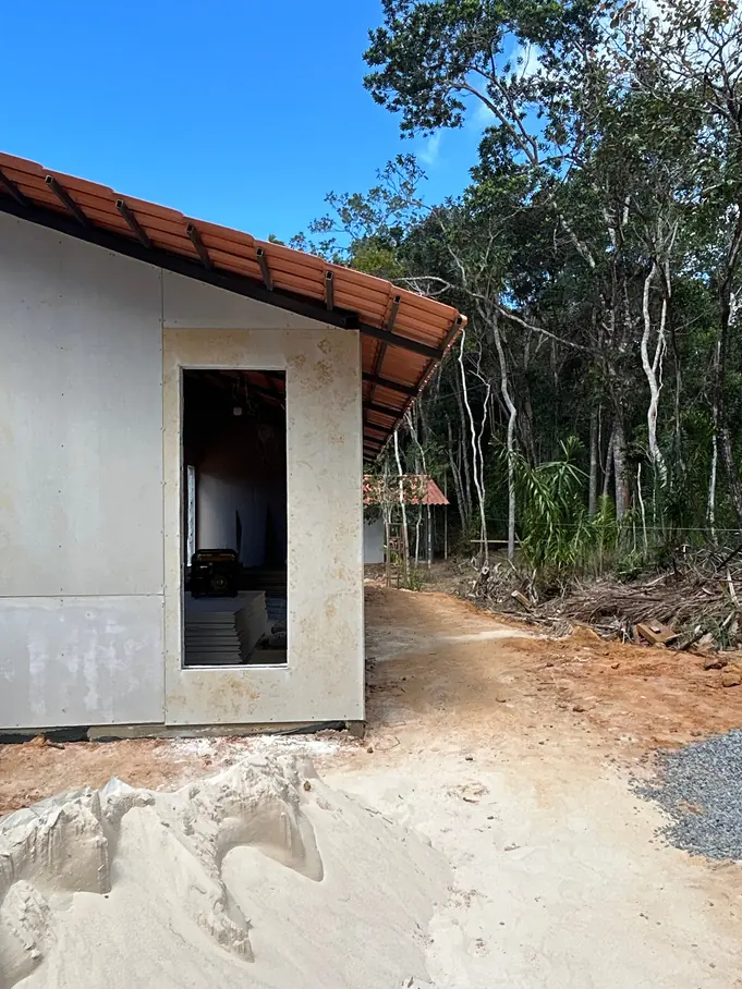 Casita em obra: estrutura fechada no terreno