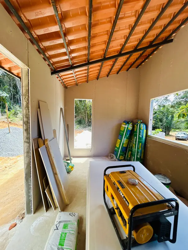 Casita em obra: varanda com telhado montado